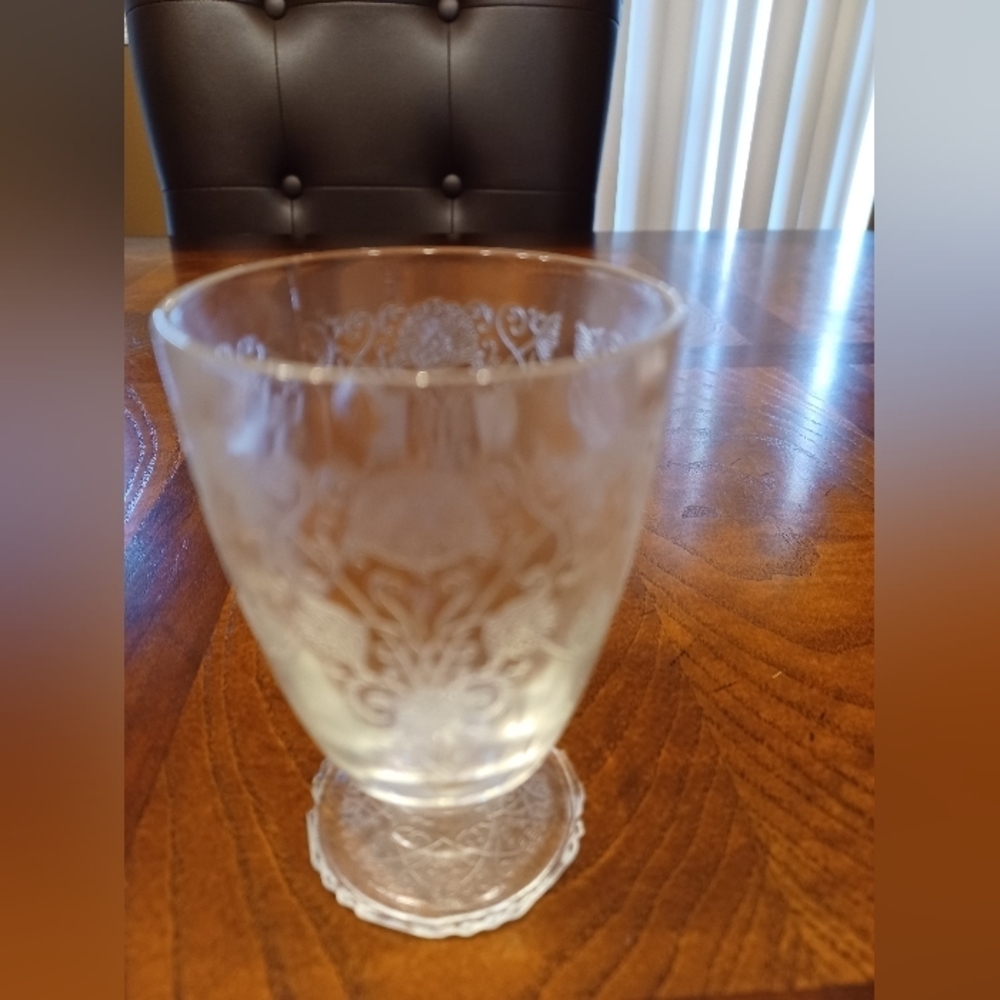 VINTAGE, JUICE, WINE OR DESSERT GLASSWARE, BEAUTIFULLY ETCHED. - Picture 3 of 4